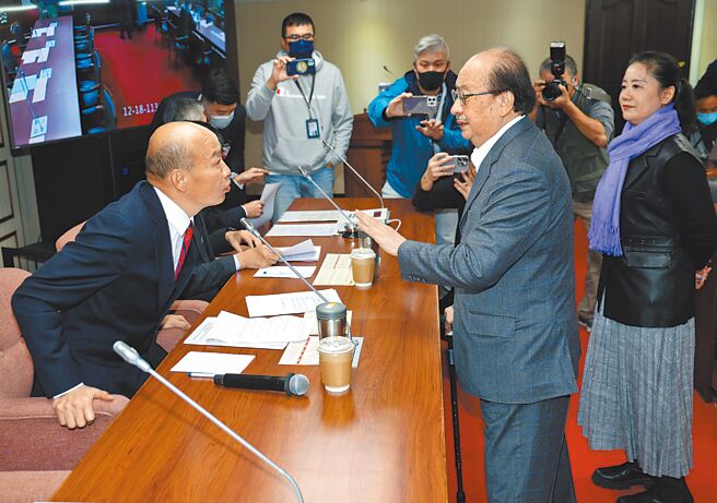 针对内政委员会初审通过《选罢法》修正草案争议，民进党团总召柯建铭（右二）18日与主持朝野协商的立法院长韩国瑜（左）沟通。（姚志平摄）