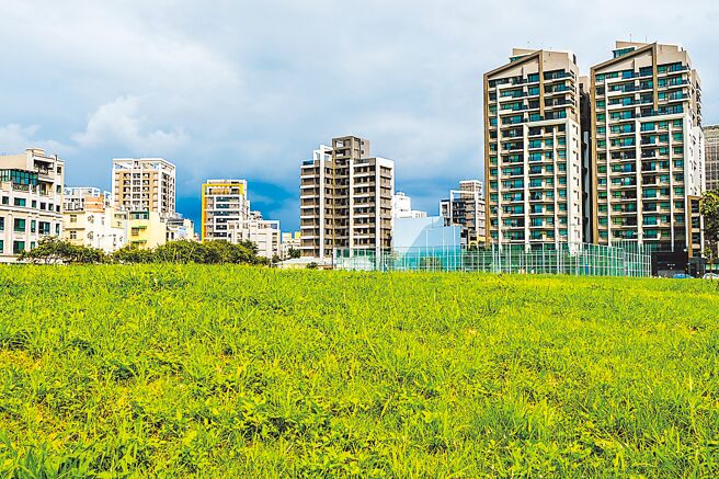 新竹县府与阳明交大合作在文小十兴建新竹县立实验中学，竹北市公所借部分用地盖篮球场等暂时性运动设施，会纳入县立实中整体校舍规画。（罗浚滨摄）