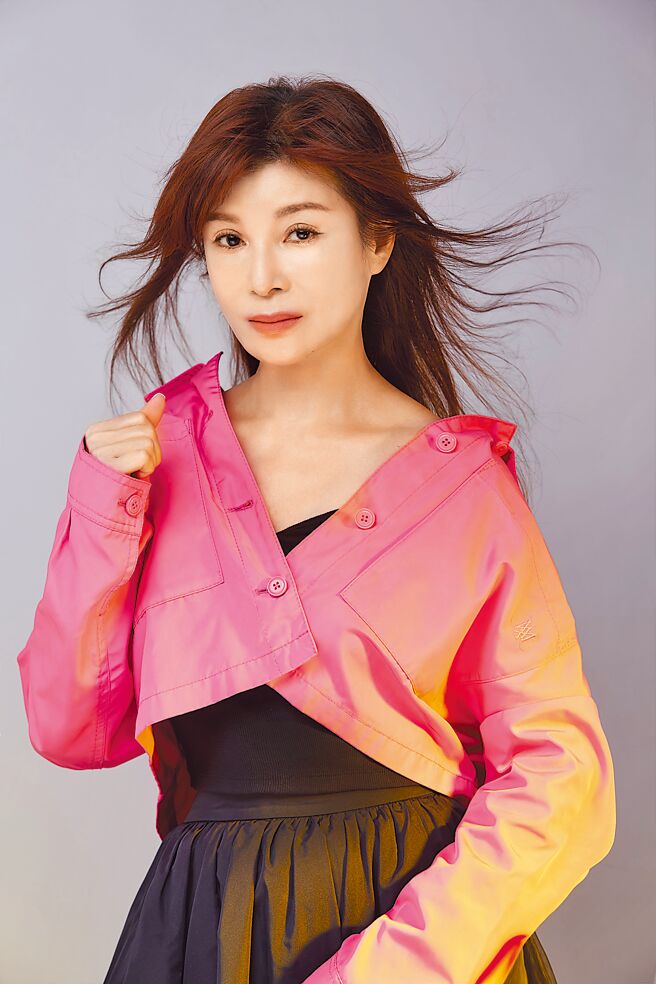 蔡秋鳳揮別苦情，新專輯《戲台》造型是她最愛的彩色少女風。（蔡秋鳳提供）