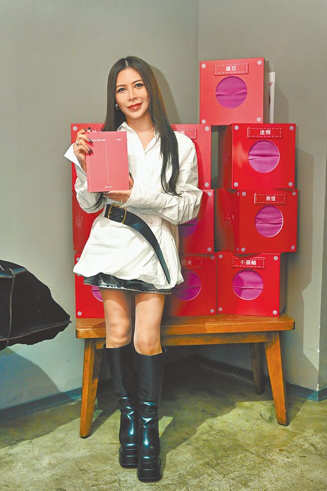 艾怡良17日在《我的問題該問誰》新專輯聽歌會上分享心情。（環球音樂提供）