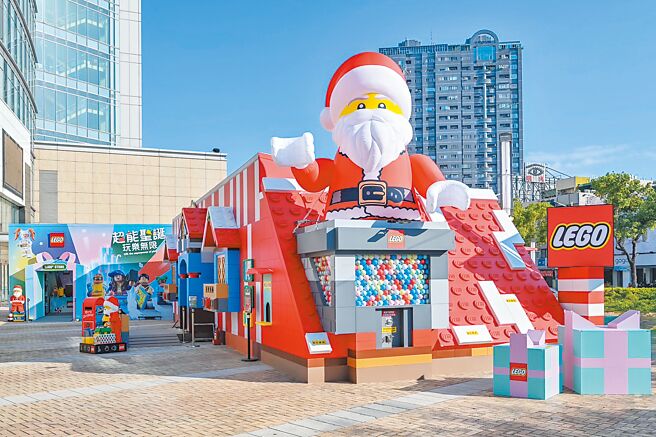 樂高R「超能聖誕玩樂無限」闖關基地，打造6公尺高巨型樂高耶誕老人大型扭蛋機。（台灣樂高提供）