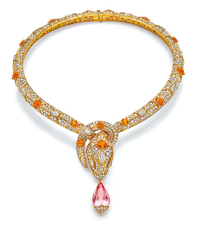 寶格麗Serpenti摩根石、錳鋁榴石項鍊。（BVLGARI提供）