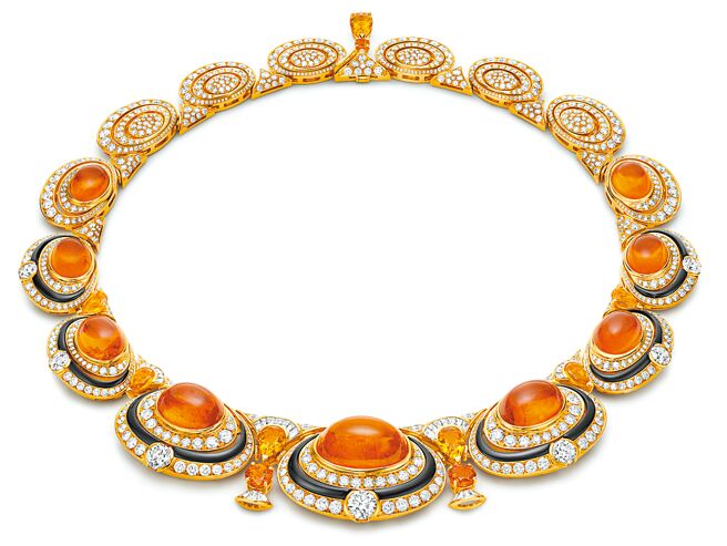 寶格麗Garnet Sunburst旭日石榴石頂級彩寶項鍊。（BVLGARI提供）