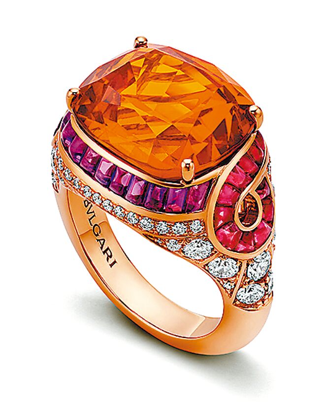 寶格麗錳鋁榴石戒指。（BVLGARI提供）