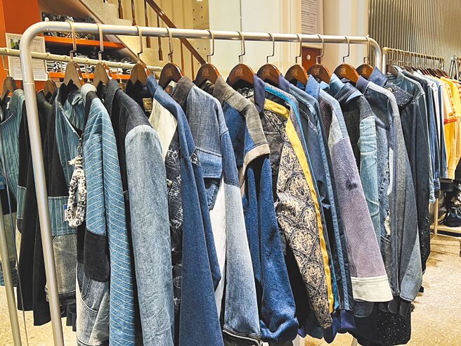 Story Wear用回收牛仔布料做成時裝，目前已升級改造1.5萬件回收牛仔褲、數千碼庫存布料。（徐梓榕攝）