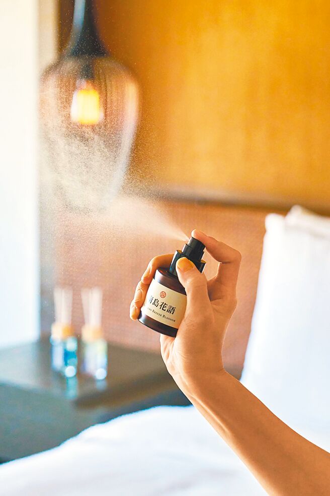 「花語漫旅」住房專案贈品包含「南島花語」空間噴霧和藤竹擴香。（台南晶英酒店提供）