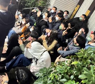 绿营派「青鸟助理团」挡蓝委？网见口罩怒了：见不得人