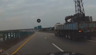 猝不及防的愛！大貨車輪胎亂竄 他「做好準備」仍逃不掉