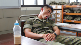 離譜！陸軍士官喝酒玩樂整夜 回營爽睡12小時「勤務全沒上」慘了