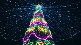 淡水跨年夜盛会 金色水岸闪耀耶诞光雕、烟火迎新年