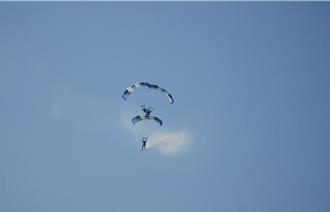 藝高膽大！神龍小組高空跳傘訓練曝光　 Y字、三人疊傘超吸睛