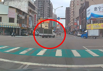 扯！台中阿嬤拄拐杖走斑馬線被撞飛 貨車未減速撞擊畫面曝