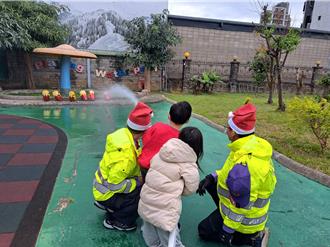 桃園圳頂消防分隊聖誕出勤幼兒園 培養小朋友防災意識
