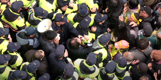 影》「青鳥暴動衝國會」反修法  王世堅怒批立院：30年最大恥辱