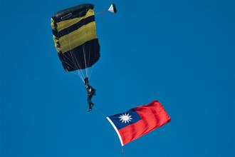 陸軍神龍小組精湛傘技   「科技練兵」精實戰力