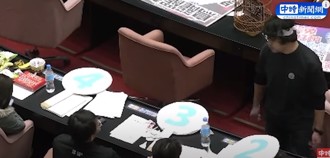 影》綠營轟黃國昌「得意洋洋旁觀」畫面曝光 他突爆氣狂罵 