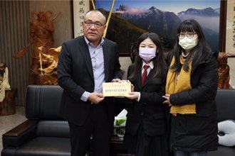 母腦瘤復發遇困境 苗縣議長認養2學生安心就學