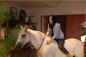 與白馬拍廣告遭踢下床  徐佳瑩：「原來我也能當武打女星啊！」