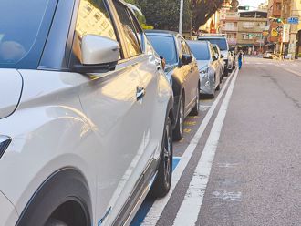 路邊停車打雙黃燈還是方向燈？正解曝 做錯罰3600元