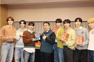 韓國新人氣天團EVNNE台南開唱 黃偉哲親送「台南甜」