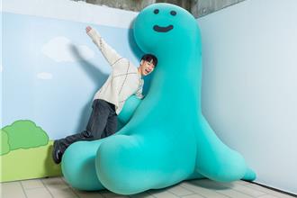 小賴樂當JOGUMAN主題展一日店長 透露想跟Kep1er一起跳舞