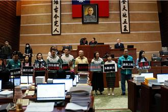 宜蘭縣總預算僅刪267萬 綠營舉牌批議長自肥