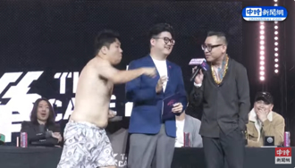 直擊／統神、蹦闆周六小巨蛋拳戰 賽前過磅互嗆火藥味十足