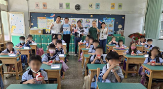 「班班有鮮乳」政策喊卡！企業贊助高雄10校供應不中斷