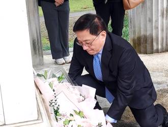 傅斯年逝世74周年！管中闵单膝下跪献花：歷史不会被人遗忘