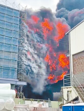 台中大肚仓储大火 9死7伤