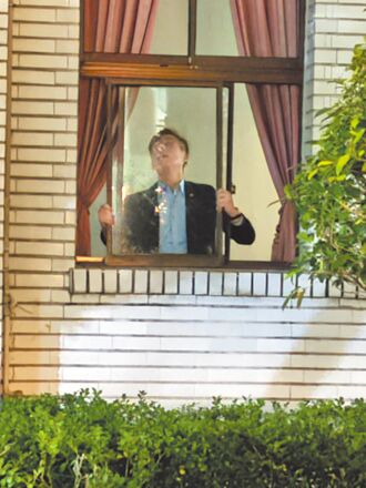 綠破窗夜闖國會 藍轟當家作賊