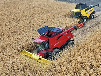 陸秋收高峰期 智慧收割機助力