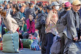 陆延迟退休年龄 难解超龄就业问题