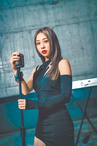 艾薇迎27歲 放閃男友吳霏