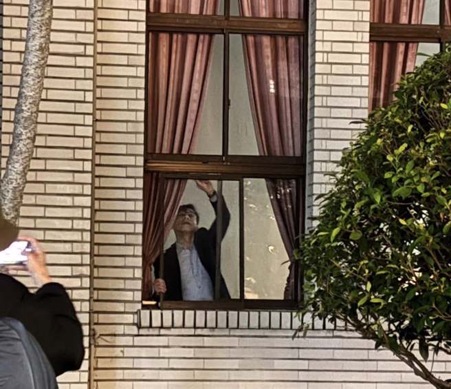 19日晚間9點多，大批綠委成功突破駐守在議場外的藍委，破窗進入議場搶佔主席台。（國民黨團提供／游念育台北傳真）