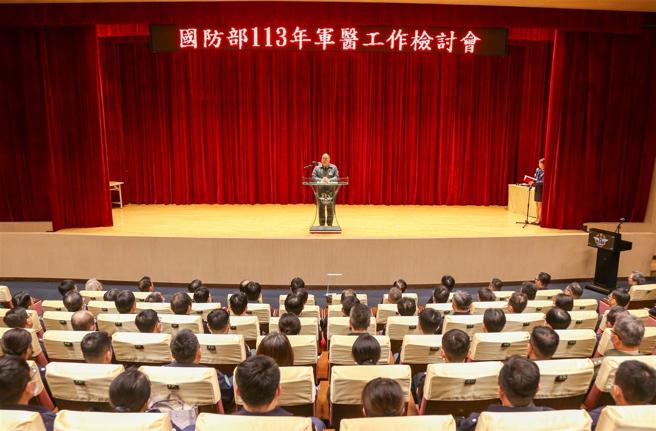  國防部副部長徐衍璞上將主持「國軍113年度軍醫工作檢討會」。（軍聞社記者侯凱議攝）
