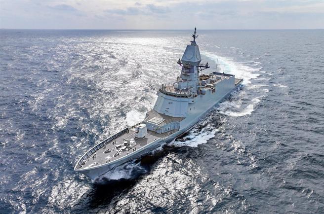  「忠南号」搭载先进武器与感测系统，有助南韩海军取得战场优势。图为该舰海上测试画面。（取自HHI网站）