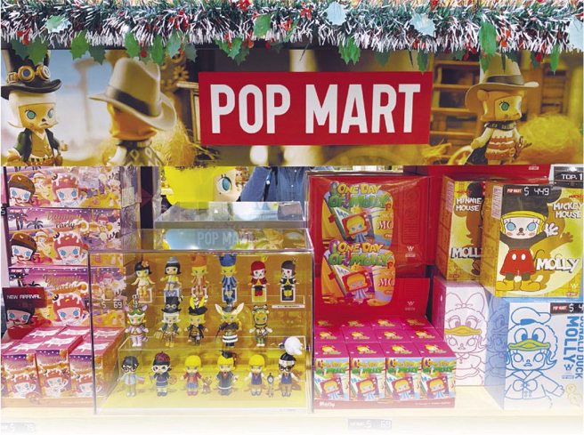 泡泡玛特门市日前出现一名红衣奥克，不满店员不让挑盲盒，情绪失控狂飙脏话，辱骂「台湾人真可怜」、「一群傻逼」、「穷人一堆」，让网友炸锅。(示意图／资料照)