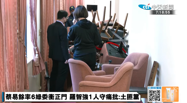 绿委用椅子挡住走廊。（取自中天新闻）