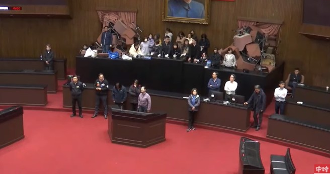 议场内现况，绿委用椅子挡门。（取自直播）