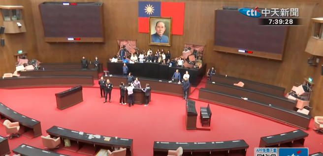 民进党团19日深夜闯入立法院议场，堵住所有进出口，阻止在野党立委进入。图为20日上午媒体进场拍摄画面。(截自中天新闻直播)