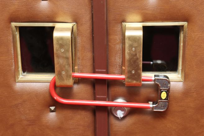 立法院会20日处理选罢法、宪法诉讼法及财划法修正草案，民进党多名立委进入议场后以硅利康封死门锁并额外繫上大锁将各议场通道封住。（杜宜谙摄）