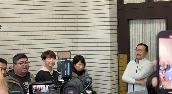 议场大门疑似遭反锁延后开启，一眾立委约于7时5分才进到议场签到，图为蓝绿立委在议场门口对峙。（蔡宗颖摄）