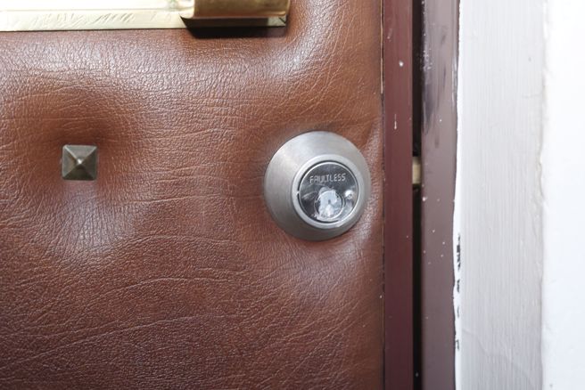 立法院会20日处理选罢法、宪法诉讼法及财划法修正草案，民进党多名立委进入议场后以硅利康封死门锁并额外繫上大锁将各议场通道封住。（杜宜谙摄）