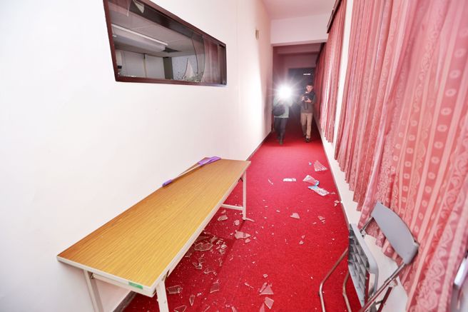 立法院会20日处理选罢法、宪法诉讼法及财划法修正草案，民进党多名立委进入议场后以硅利康封死门锁并额外繫上大锁将各议场通道封住。（杜宜谙摄）