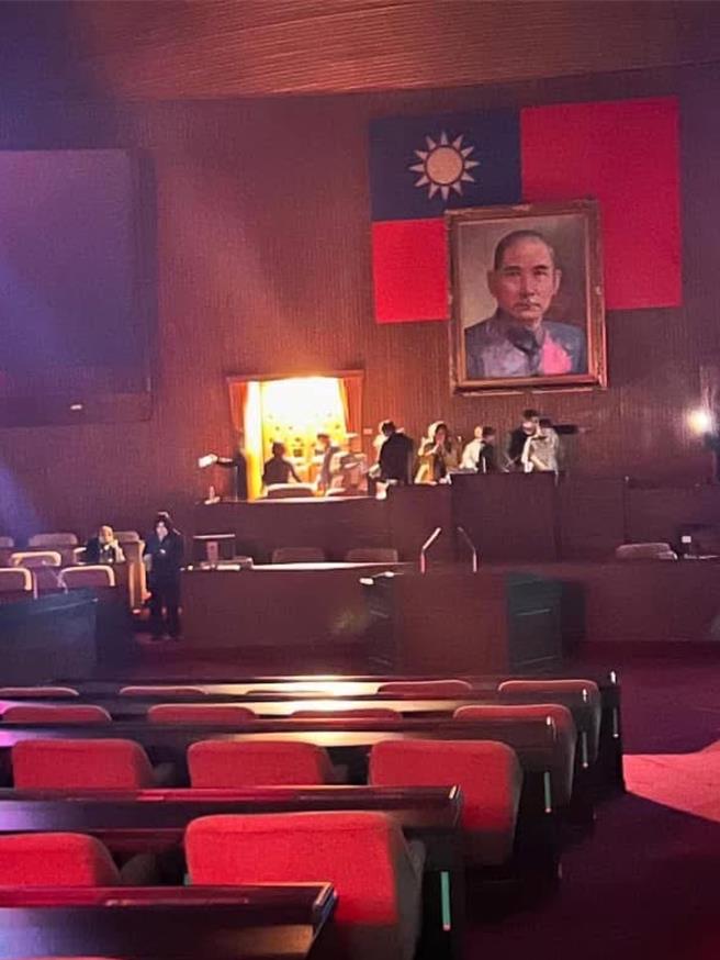 民进党团总召柯建铭表示，在立法院长韩国瑜的配合下，蓝白恐用极短时间强行通过《选罢法》、《宪法诉讼法》、《财划法》。因此，民进党团不得不迅不掩耳，破窗进入议场后门进入立院，先行占领主席台，让在前门的国民党团不及反应，白排三天。（摘自柯建铭粉丝专页）