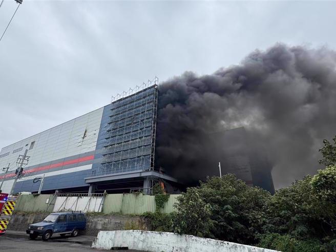 全联仓储恶火夺9命 ，在三楼夹层发现5具遗体，疑似浓烟「空间迷失」。(潘虹恩摄)