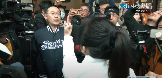 徐巧芯怒比中指画面。（取自中天新闻）