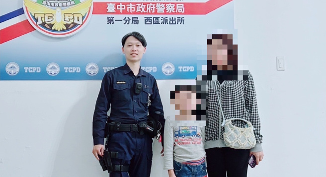 出门开心玩耍却忘了回家的路，暖警出手助男童平安归。（翻摄画面）