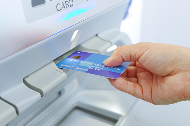 印度一名少年领钱时，赫然发现银行余额莫名暴增。（示意图：Shutterstock／达志）